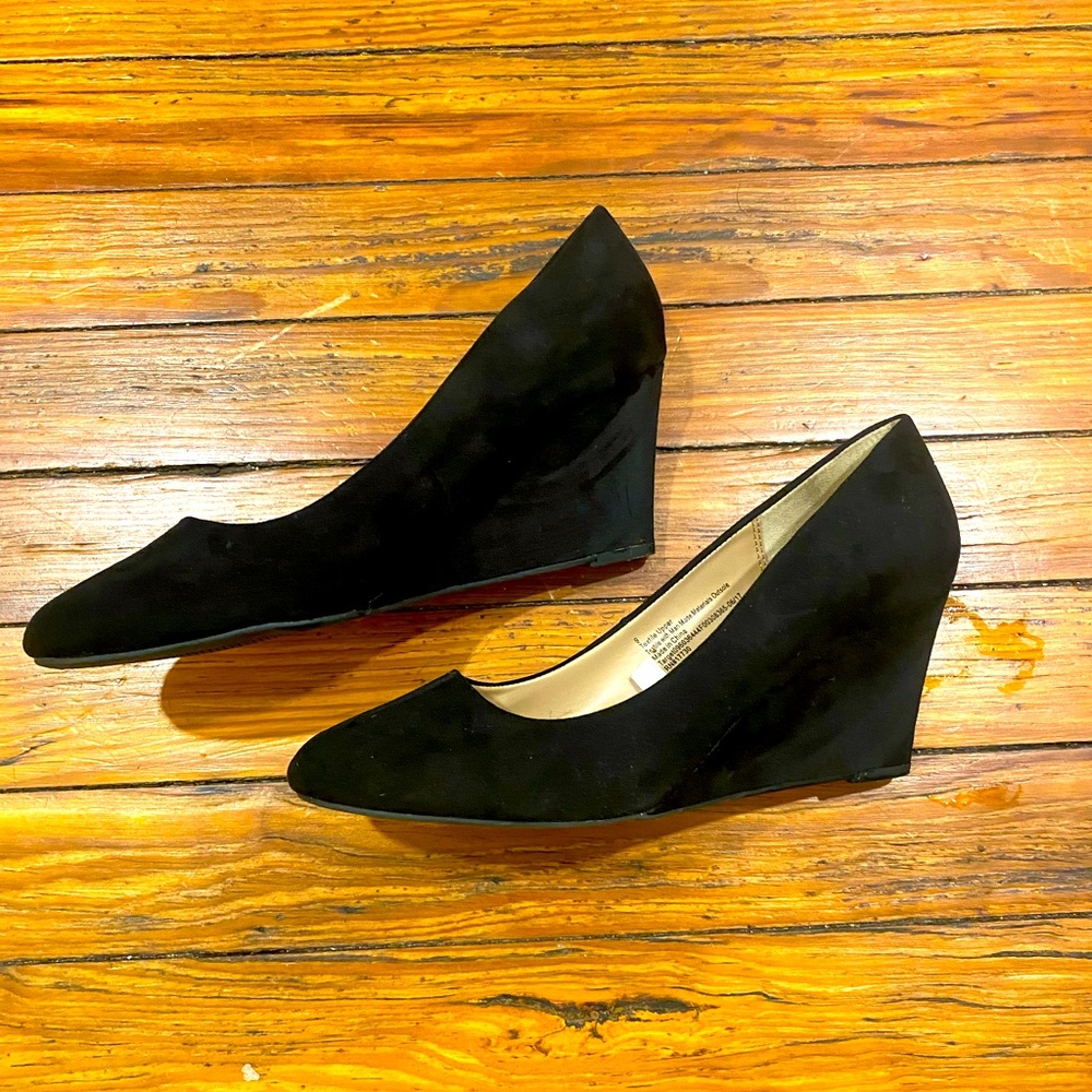 Black wedge heels